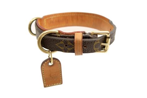 Collier chien Louis Vuitton Marron en Cuir .